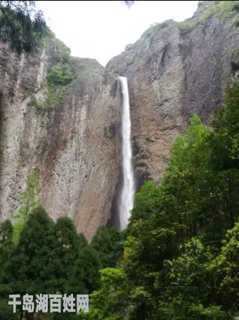 大龙湫高近200米，水从天上来。大瀑布，气势宏伟。